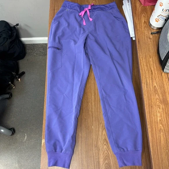 FIGS Women’s Purple Scrub Set (Top + Bottom) - Picture 3 of 5